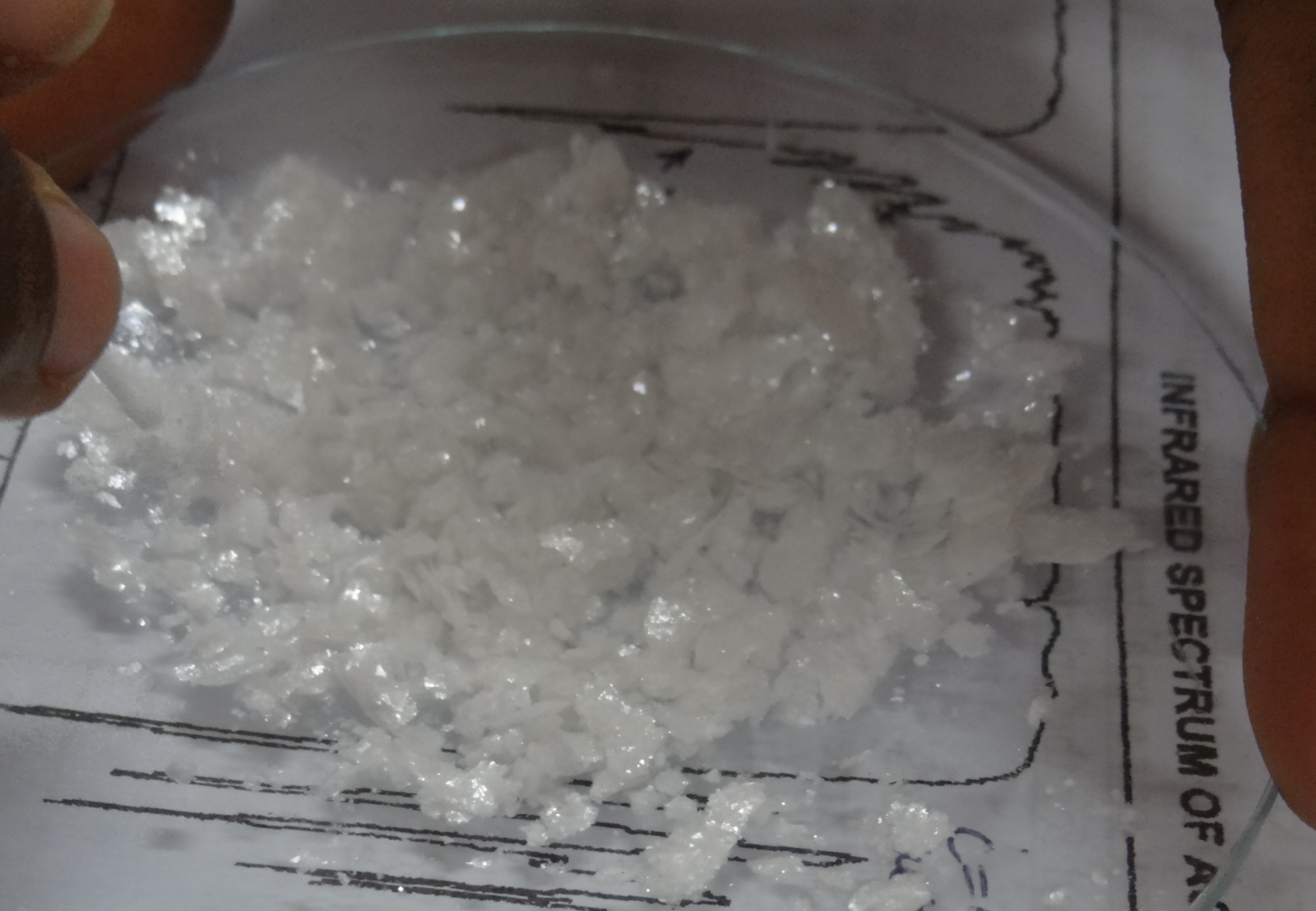 white crystals of acetanilide